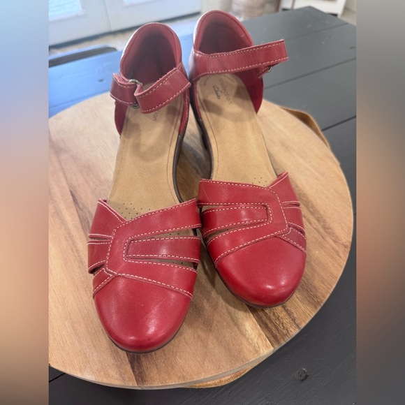Clarks Emily Daisy Red Leather Shoes Sz. 
9 1/2 Pumps Comfort Heels Retro Preppy - Picture 1 of 5